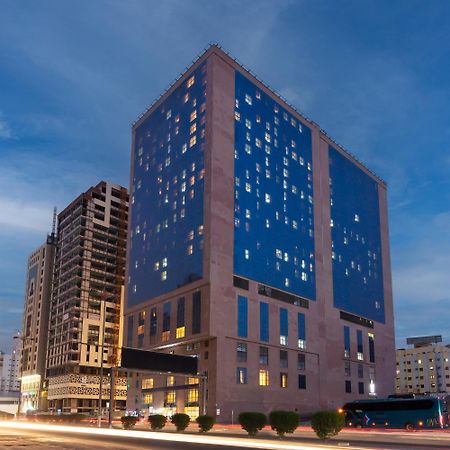 M Hotel Makkah By Millennium La Meca Exterior foto The hotel at night