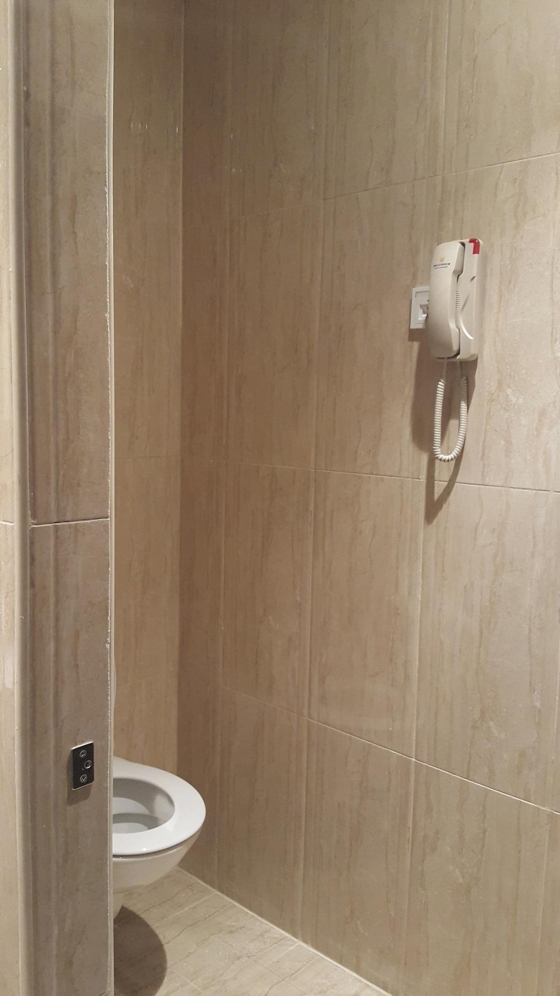M Hotel Makkah By Millennium La Meca Exterior foto A shower stall