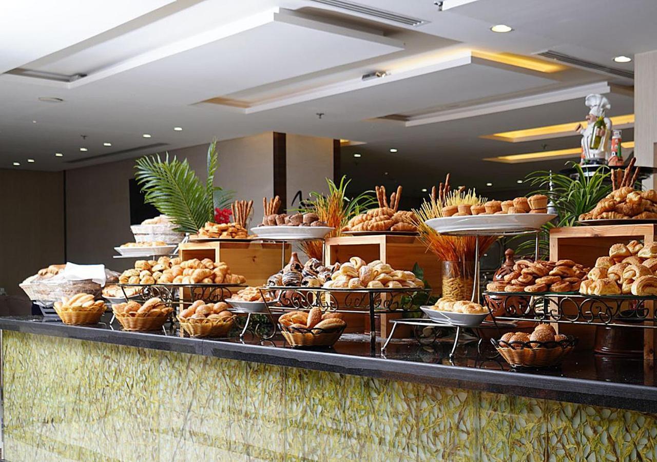 M Hotel Makkah By Millennium La Meca Exterior foto Breakfast buffet at the hotel